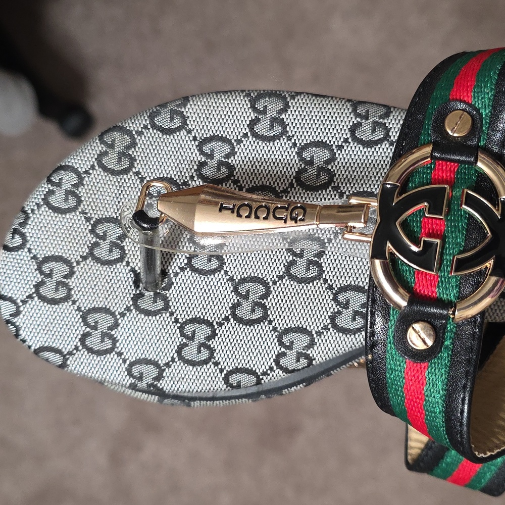 Gucci Gray Monogram Sandals with Green and Red Accents - Picture 16 of 16